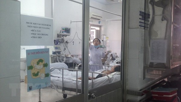 某一甲型H1N1流感患者在大水鑊醫院隔離病房接受治療中。（圖源：越通社）