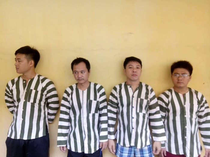 被警方拘留的涉嫌參與網絡賭球之嫌犯。（圖源：南豐）