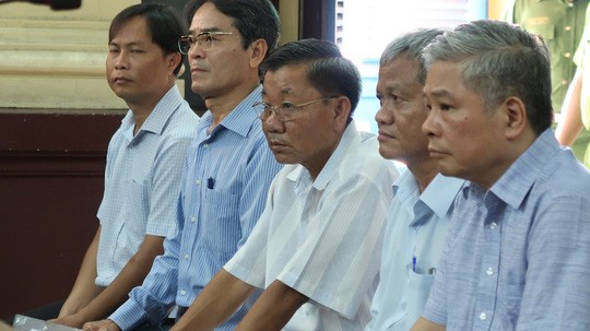 被告鄧清平（右一）與共犯在法庭上受審。（圖源：范勇）