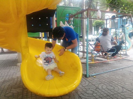 宜帶孩子多出戶外活動，以便接觸不同的環境和接觸其他的小夥伴。