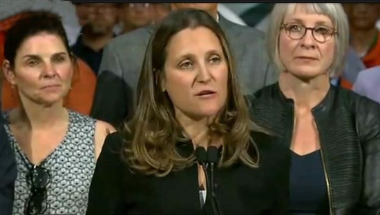 加拿大外交部長弗里蘭德公佈這份最終關稅計劃。（圖源：視頻截圖）