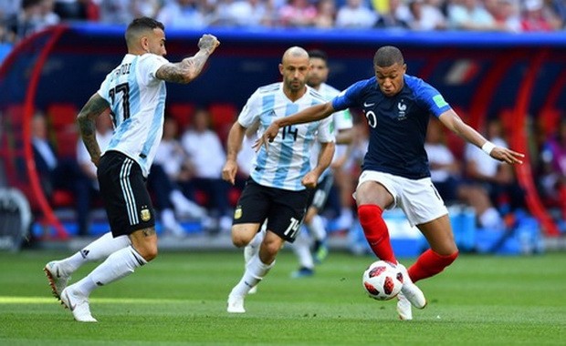 法國姆巴佩（藍衣）打入兩球。（圖源：互聯網）