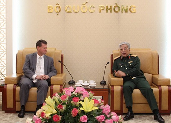 國防部副部長阮志詠上將（右）接見美國國防部亞太事務助理防長蘭達爾‧薛瑞福。（圖源：mod.gov.vn）