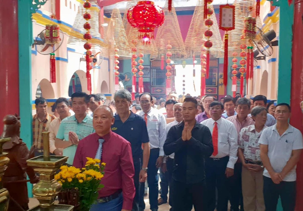 第二日，適逢農曆五月十三關平太子寶誕，該會館組織廟會並舉行投標兩盞聖燈活動，也吸引約600多人參加。