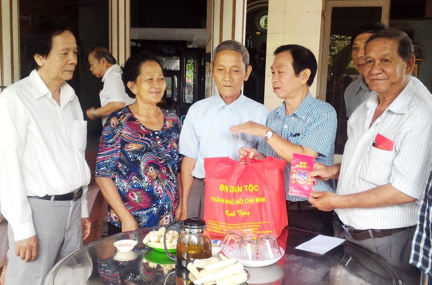 市民族處與華人會館等單位配合慰問優撫家庭。