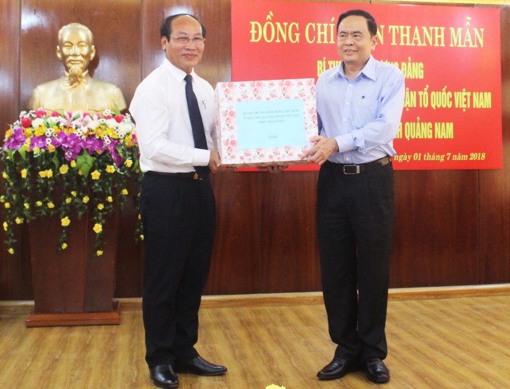 陳清敏同志贈送禮物給廣南省祖國陣線。