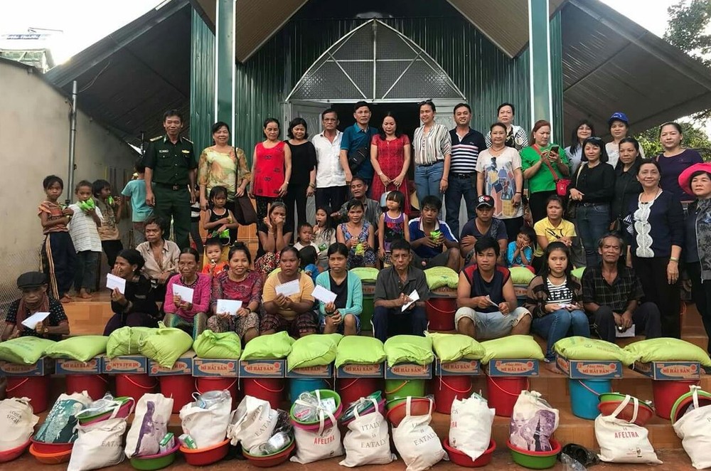 第六郡婦女贈送禮物給貧困戶。