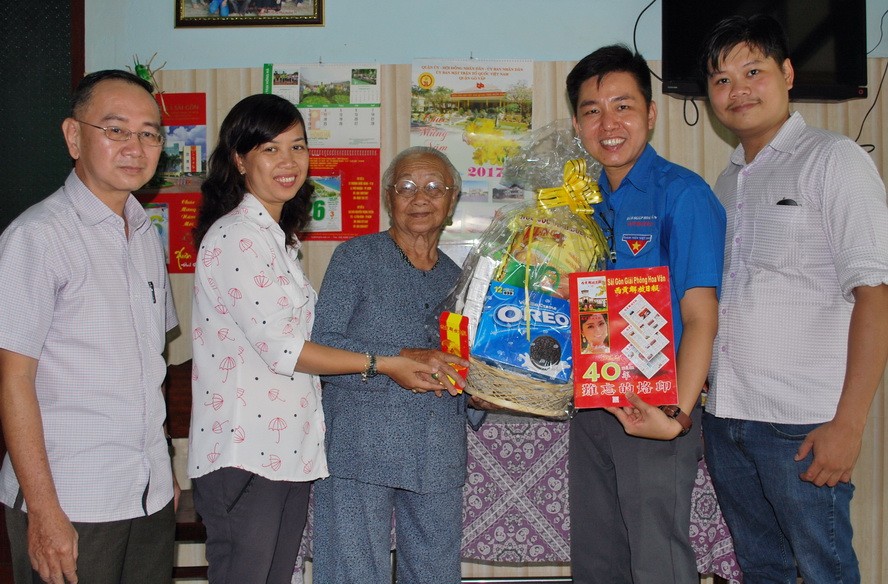 本報工會和共青團探望華人越南英雄母親顏氏喜。