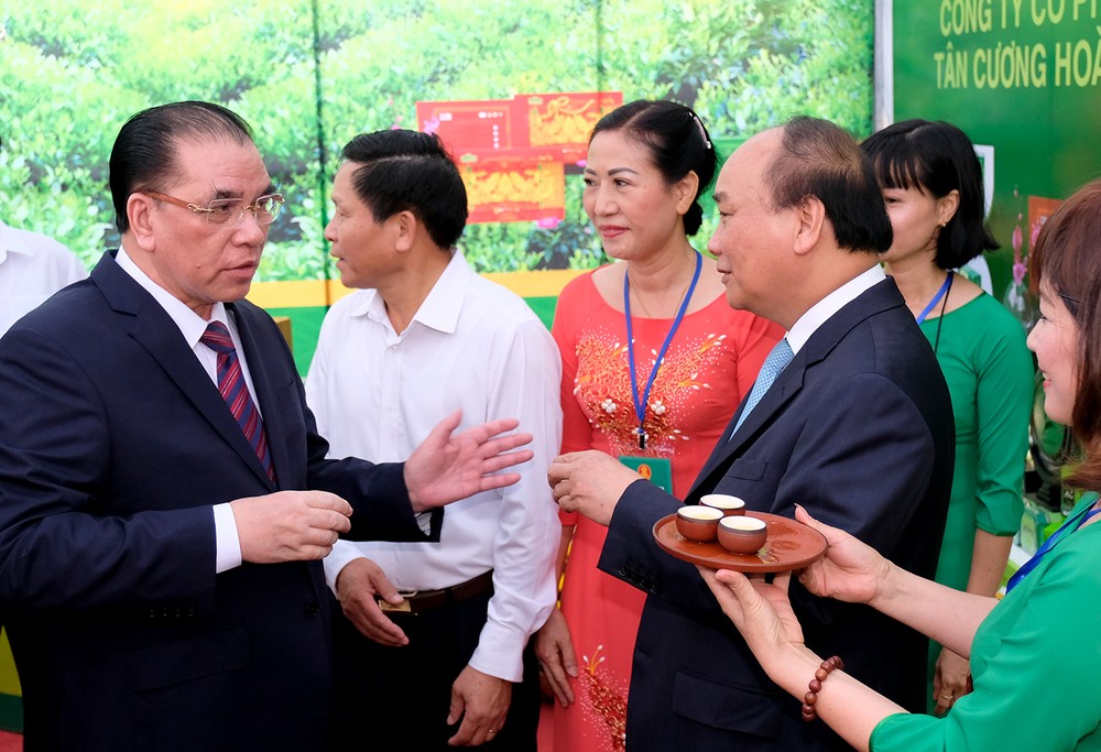 阮春福總理和原總書記農德孟品嚐太原茶。（圖源：光孝）