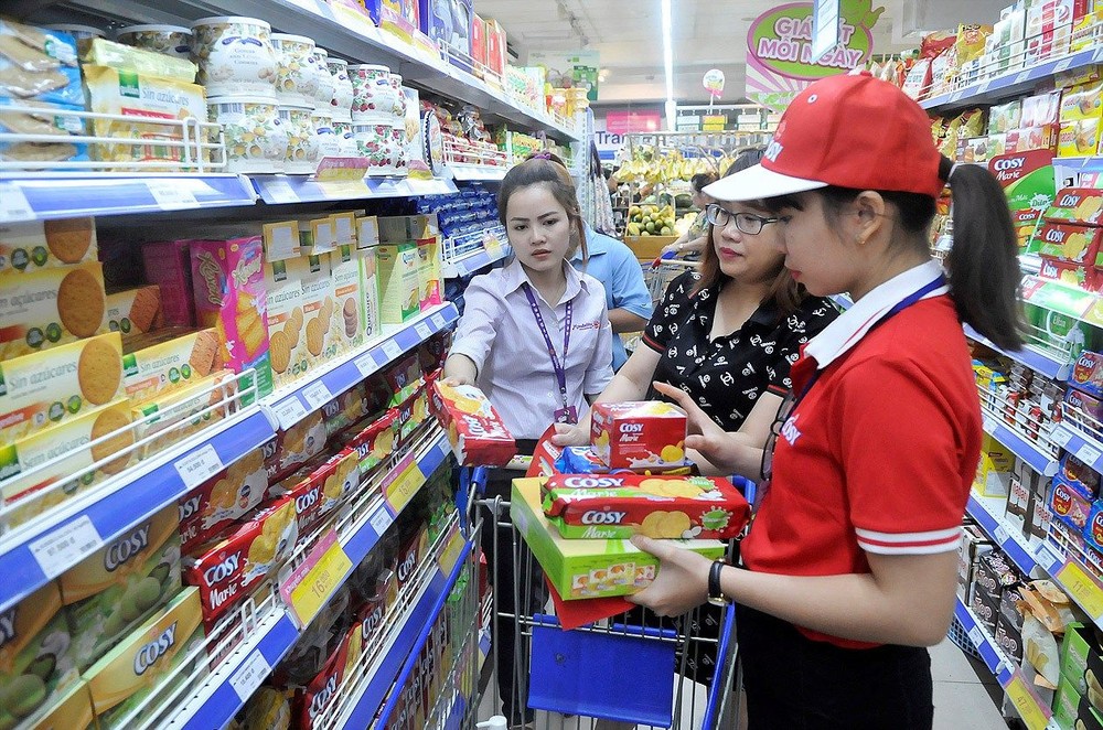 消費者在超市購物。