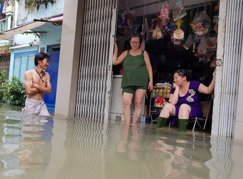 市民無奈地看著污水湧入家中。