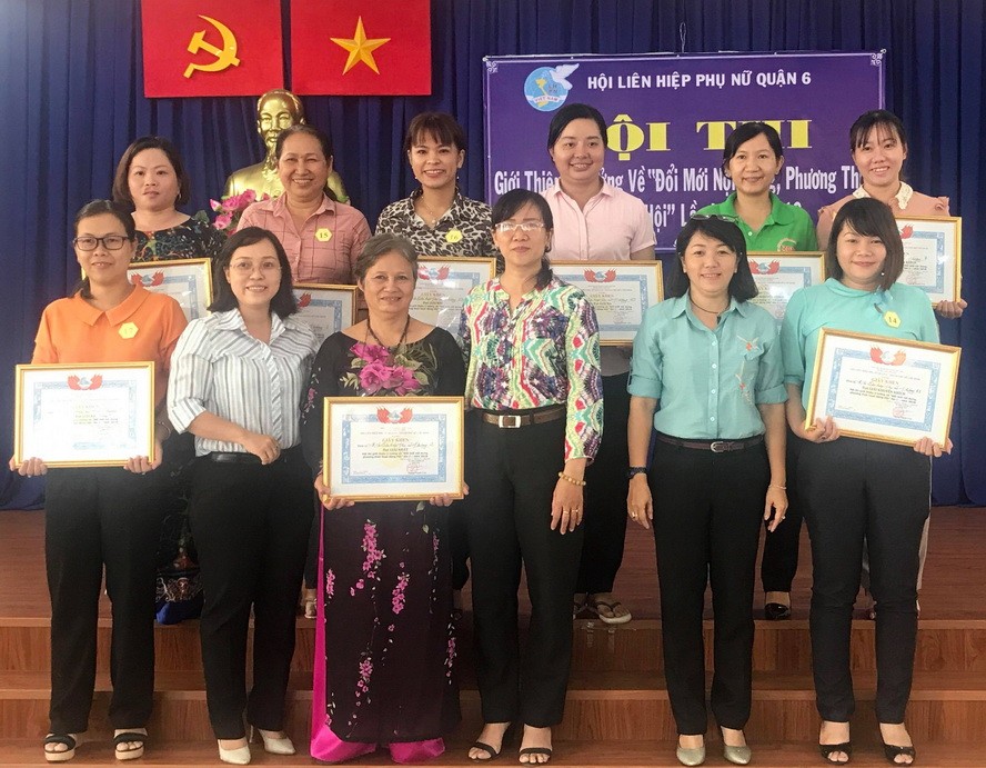 第六郡婦女會向獲獎會員頒獎。