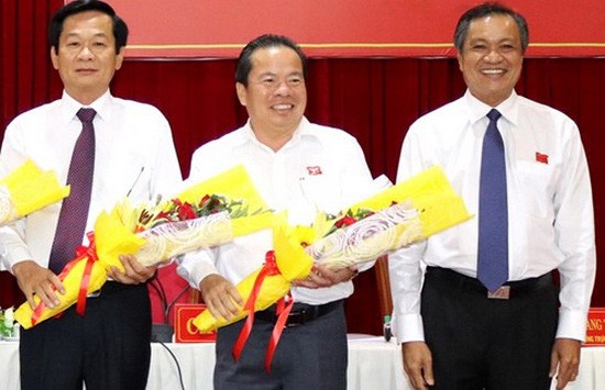 新任富國縣人委會主席梅文黃（中）。（圖源：福興）