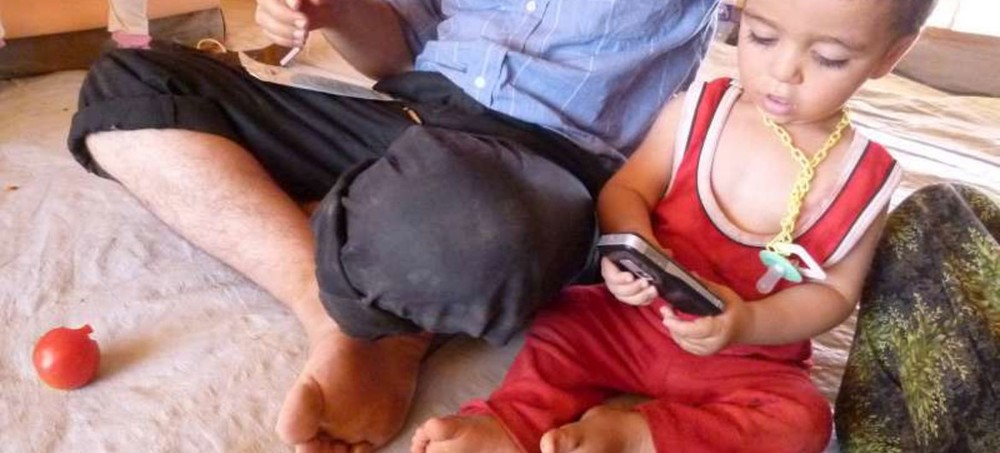 為躲避戰火，這名兒童和他的家人從敘利亞的德拉省來到了位於約旦境內的難民營。（圖源：聯合國難民署）