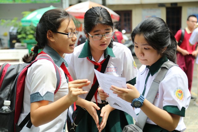 考生考完數學後在考場外討論試題。（示意圖源：TTO）