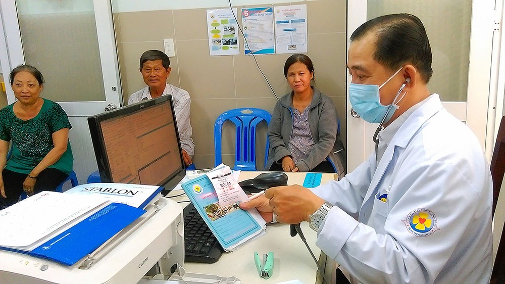 第十一郡醫院醫生使用條形碼 掃描器獲取病人信息，有助於縮短診病時間。