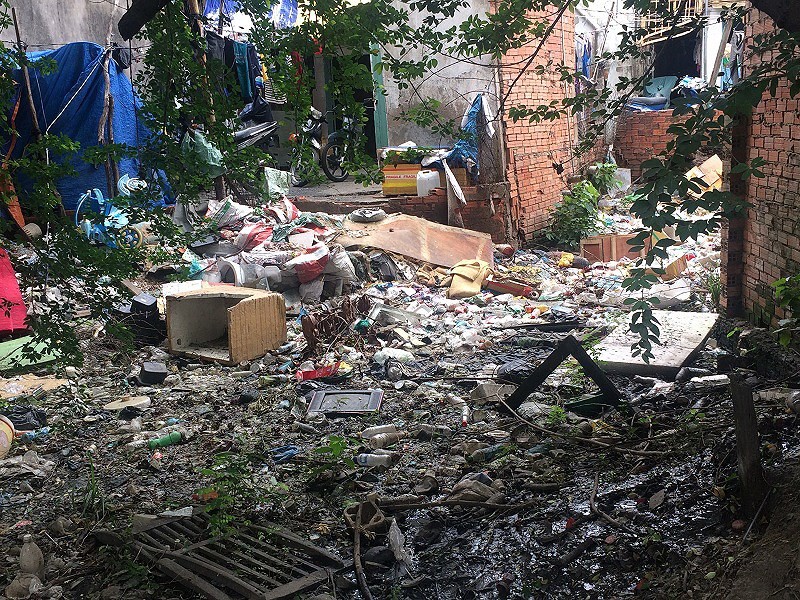 雙豬涌堆滿垃圾。