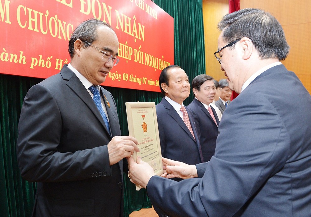 中央對外部長黃平軍向市委書記阮善仁頒授「為黨對外事業」紀念章。（圖源：越勇）