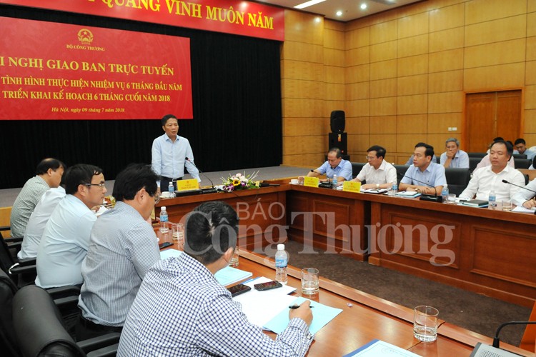 工商部長陳俊英主持小結視像會議並發表講話。（圖源：工商報）