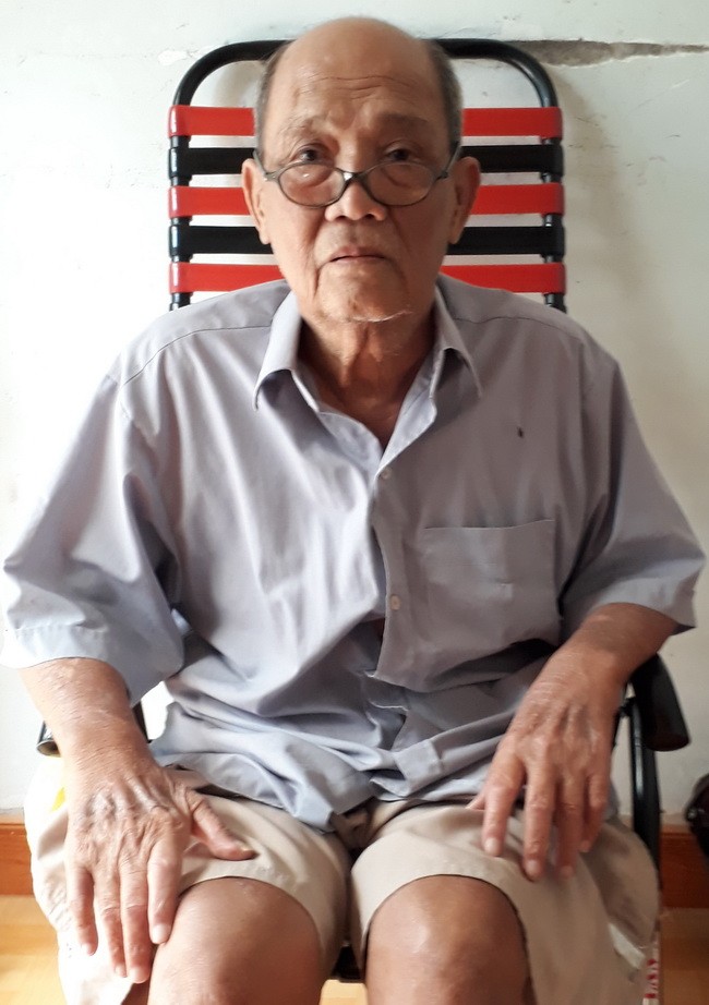 楊金豐行動不便，每天 坐在椅子上晨早盼天黑。