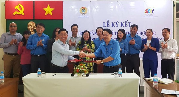 SCTV副總經理梁國輝（左）與市勞動聯團副主席喬玉武簽署“優惠勞動者”計劃合作協議備忘錄。（圖源：廷英）