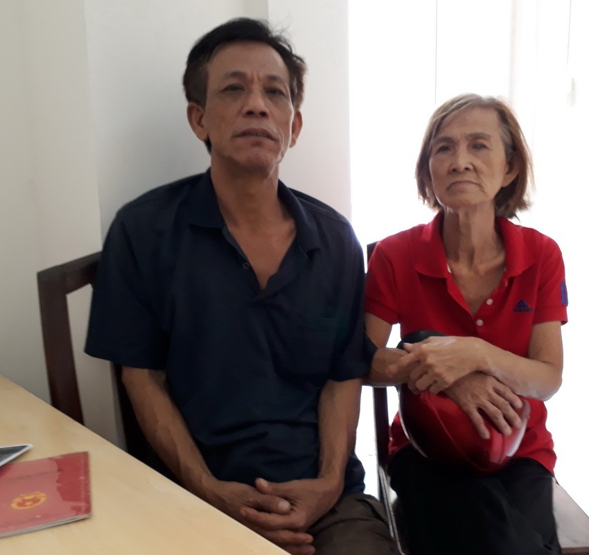 陳美嬌姐弟到報社求助。