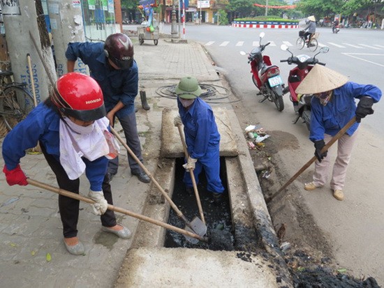 都市陸路排水管理隊工人正在疏浚沙井。