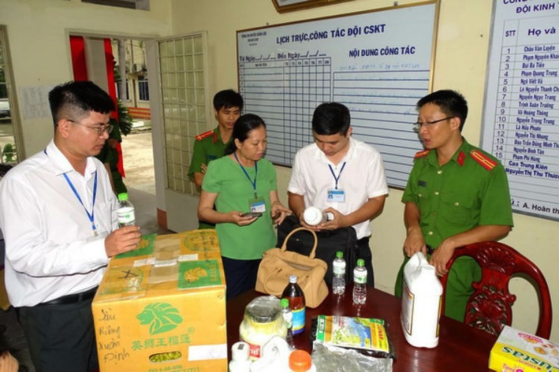 職能力量突擊檢查該單位所用浸泡榴槤的化工原料。（圖源：公安機關提供）