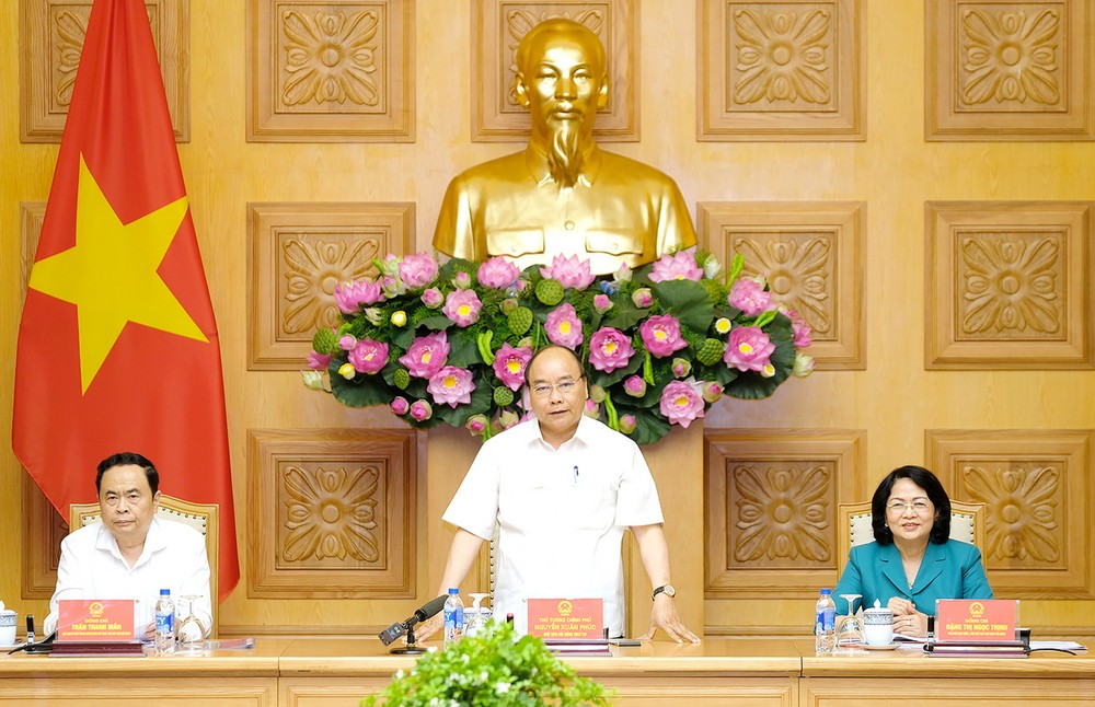 政府總理阮春福主持會議並發表講話。（圖源：光孝）