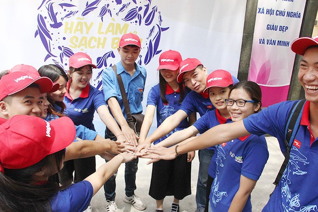 參加“清潔海洋”活動的河內志願隊員。（圖源：梅針）