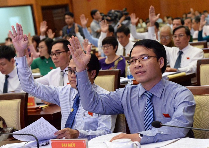 與會代表表決通過《決議》。（圖源：自忠）