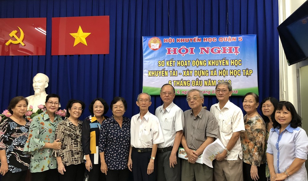 郡勵學會幹部與各華人會館代表合影。