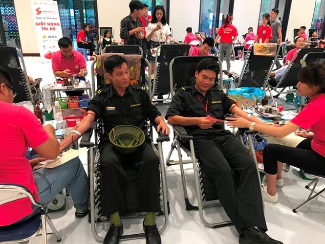 年輕人踴躍參加捐血活動。（圖源：TPO）