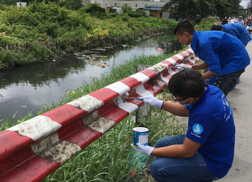 志願者在各涌道的安全護欄刷漆。