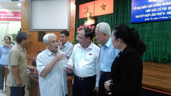 市委常務副書記畢成剛（右三）與第十郡選民接觸。（圖源：愛甄）