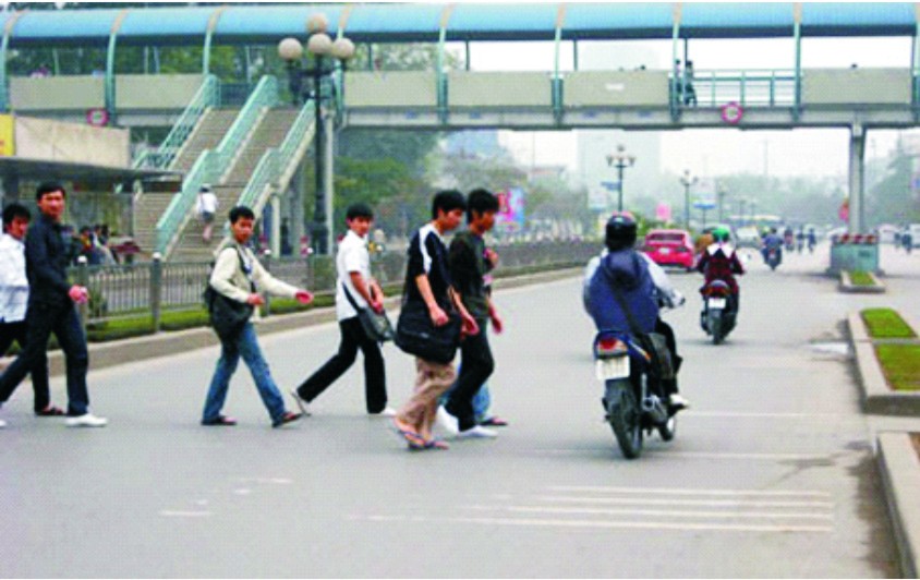 徒步者也須嚴正執行交規以保護他人及自身的安全。