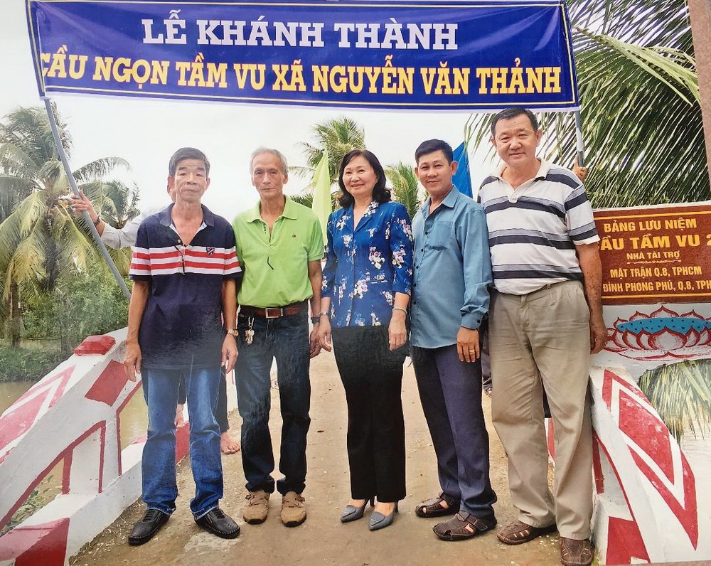 第八郡越南祖國陣線委員會、豐富會館代表參加新橋落成儀式。