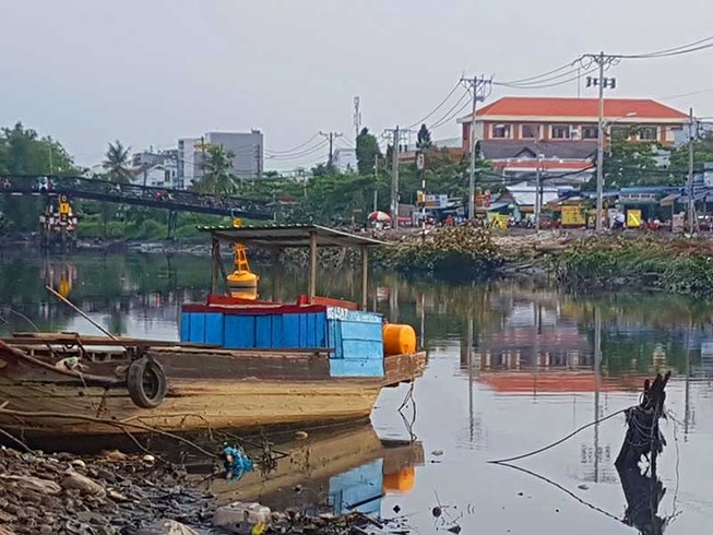 在橫涌上由公安扣押的贓物船隻阻礙該區域工程 的施工進度。