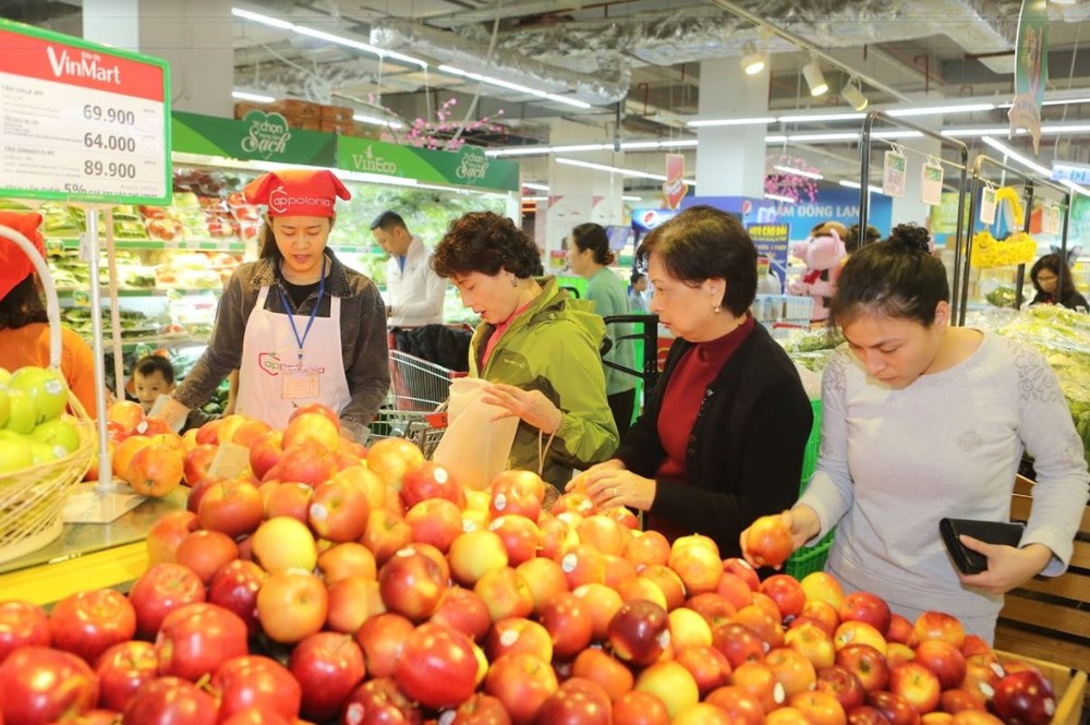 消費者在國內零售商系統購物。