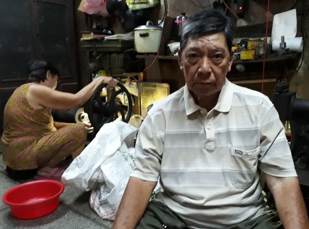 張蘇蝦替人加工小零件，收入微薄。