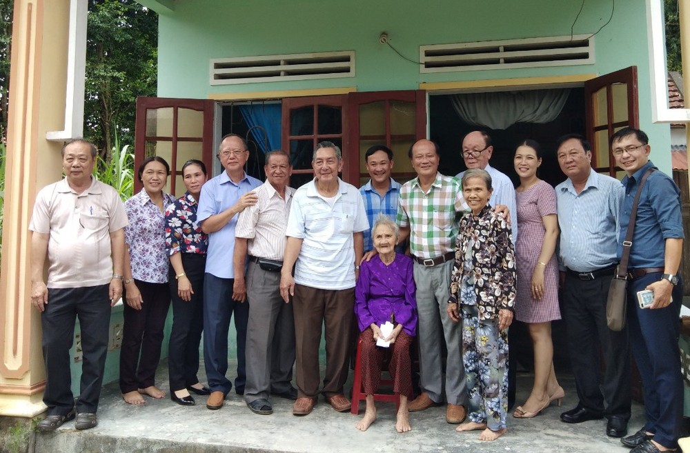 郡祖國陣線委員會、各會館代表與林氏梅母親合影。