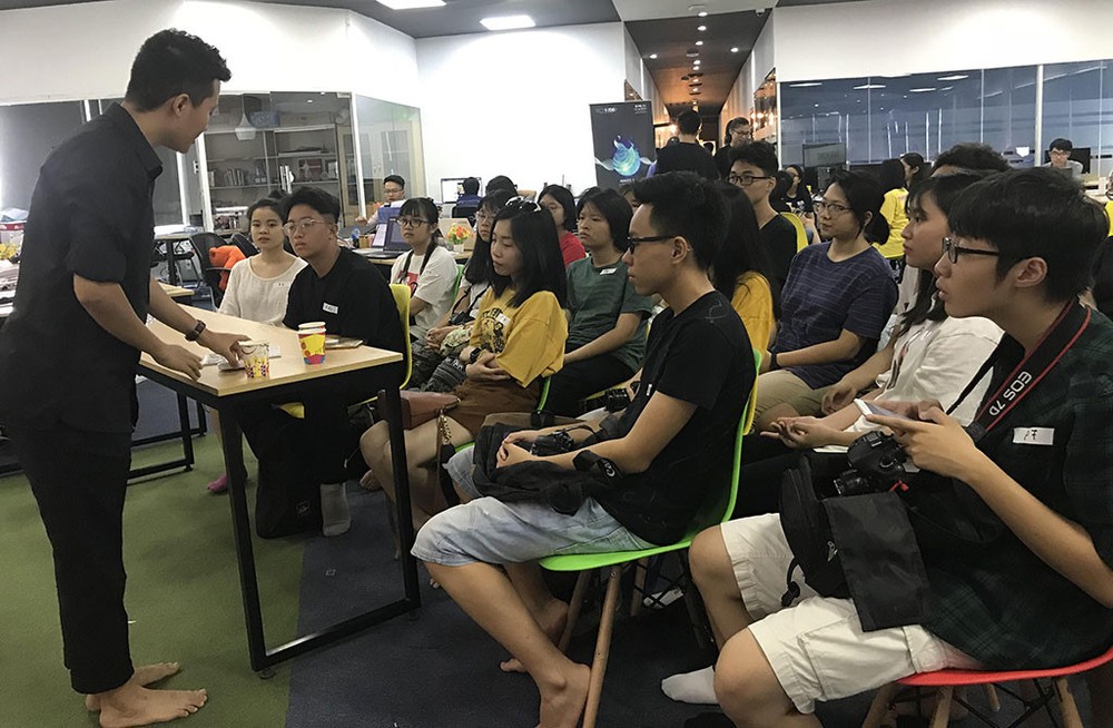 學生們聆聽演講者分享選擇職業的經驗。