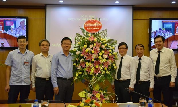 值傳統日72週年紀念司法部長黎成隆向民事案件執行總局贈送鮮花祝賀。（圖源：宏黎）