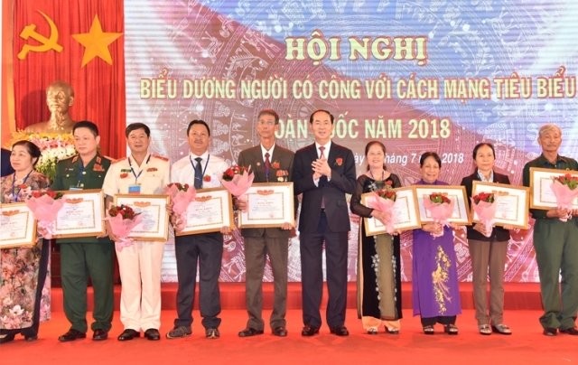 國家主席陳大光向2018年全國革命有功者模範代表頒贈獎狀及鮮花。（圖源：登科）
