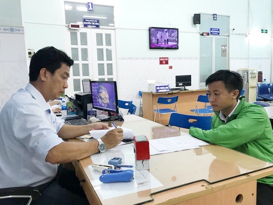 一號公證室人員在午休時間為民眾辦理手續。