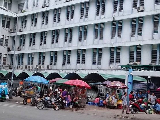 第五郡震傷矯形醫院門前許多流動 攤販違規經營。