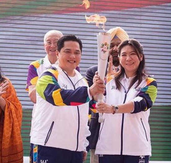 羽球傳奇王蓮香任火炬傳遞大使（右）。