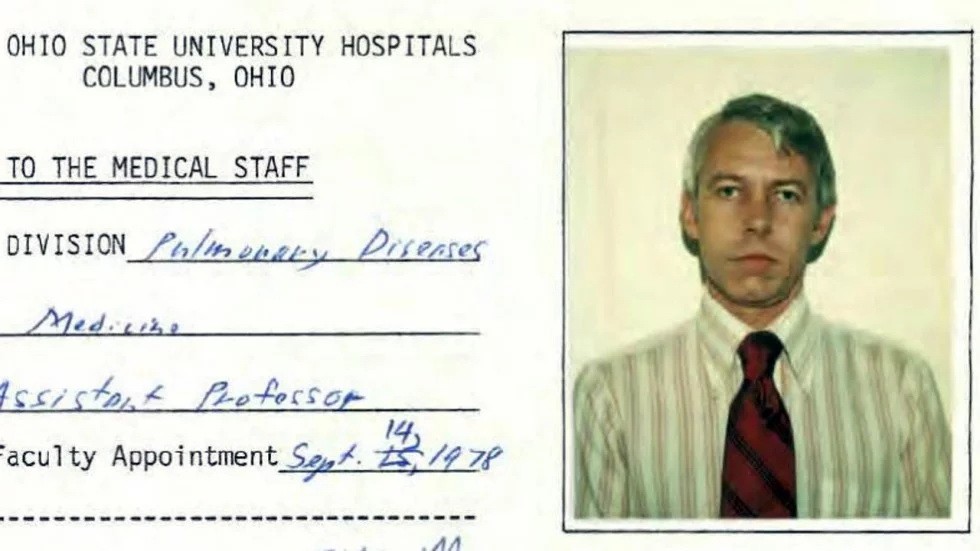 美國俄亥俄州立大學的已故校醫史特勞斯。（圖源：AP）