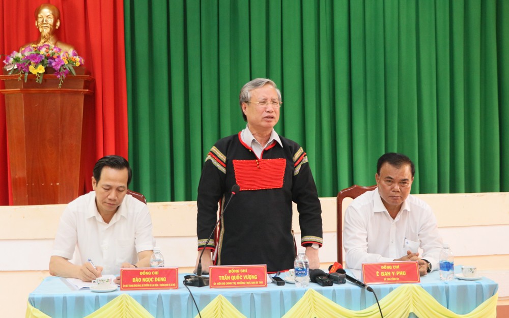 黨中央政治局委員、書記處常務書記陳國旺同志（中）在會上發表講話。（圖源：達樂報）