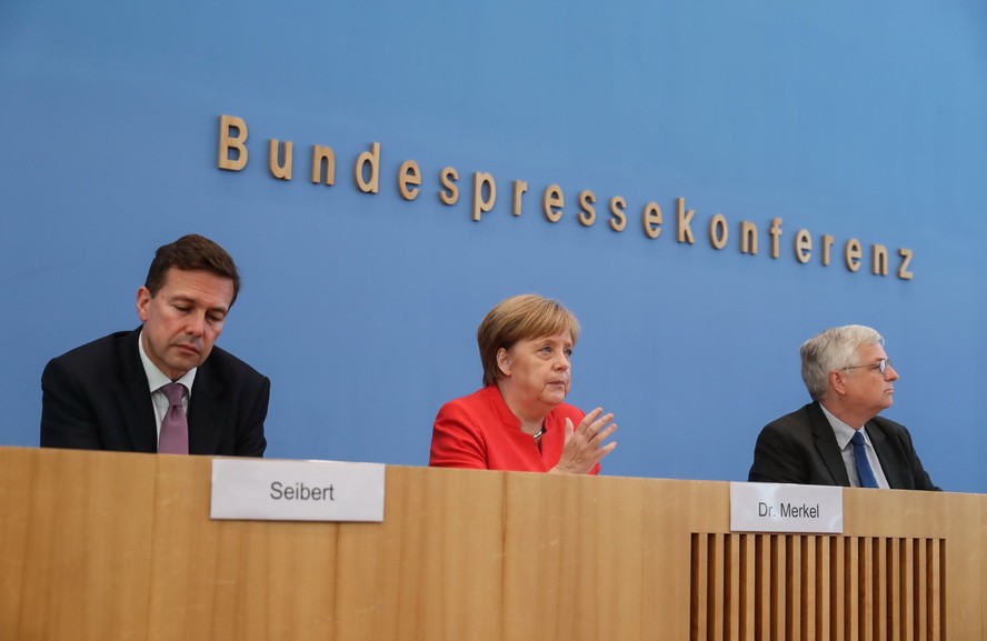 德國總理默克爾（中）當地時間20日在柏林出席每年一度的夏季記者會。（圖源：新華網）